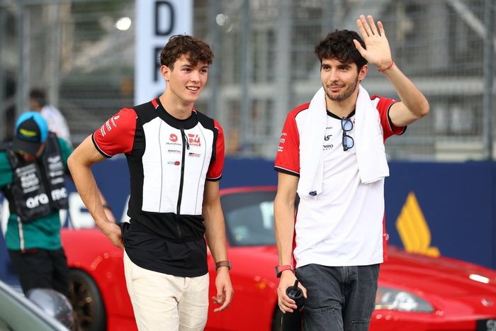 Esteban Ocon, Haas F1 Team, Oliver Bearman, Haas F1 Team