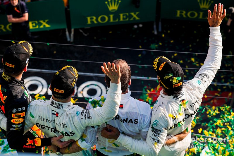 Макс Ферстаппен, Red Bull Racing, третье место, на подиуме, Валттери Боттас, Mercedes AMG F1, первое место и Льюис Хэмилтон, Mercedes AMG F1, второе место