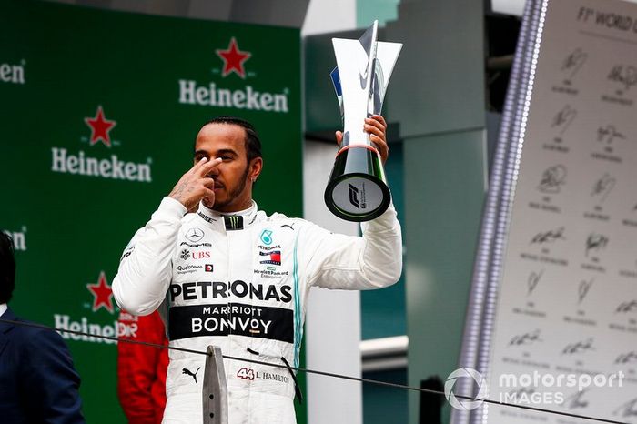 Lewis Hamilton, Mercedes AMG F1 celebra en el podio con el trofeo