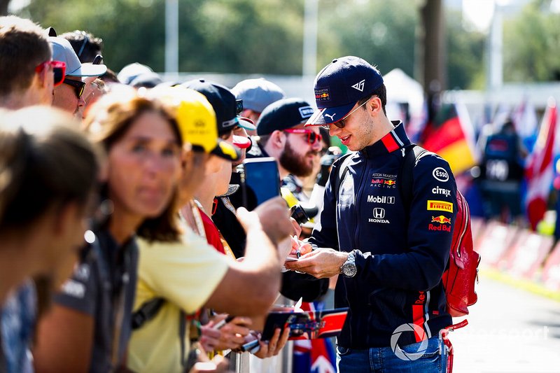 Pierre Gasly, Red Bull Racing, firma autografi ai tifosi