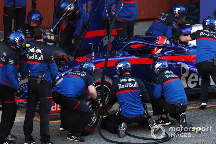 Daniil Kvyat, Scuderia Toro Rosso STR14, pit stop