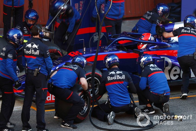 Daniil Kvyat, Scuderia Toro Rosso STR14 pit stop
