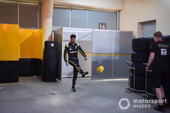 Daniel Ricciardo, Renault F1 Team juega en la parte trasera del garaje