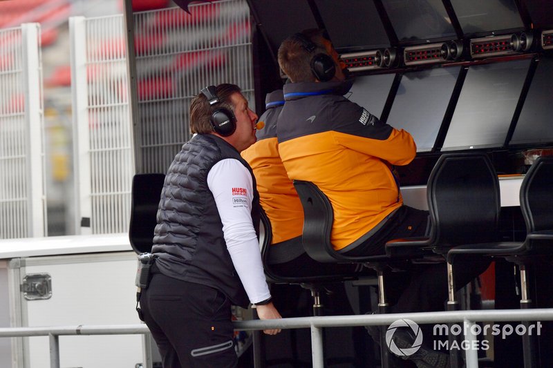 Zak Brown, CEO de McLaren Racing en el pórtico de la pared del pits