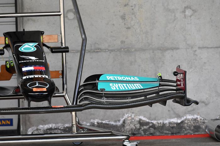 Detalle de la capa y el alerón delantero del Mercedes W12