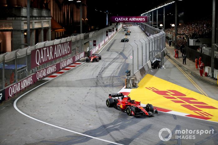 Carlos Sainz, Ferrari SF-23, Charles Leclerc, Ferrari SF-23, Lewis Hamilton, Mercedes F1 W14