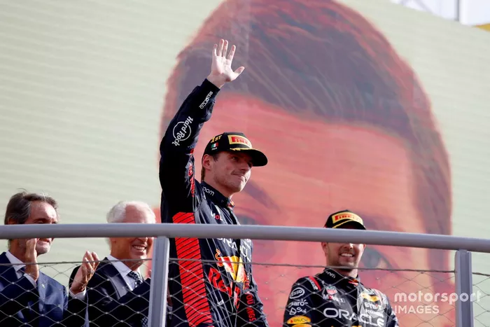 Max Verstappen, Red Bull Racing, 1ª posición, llega al podio