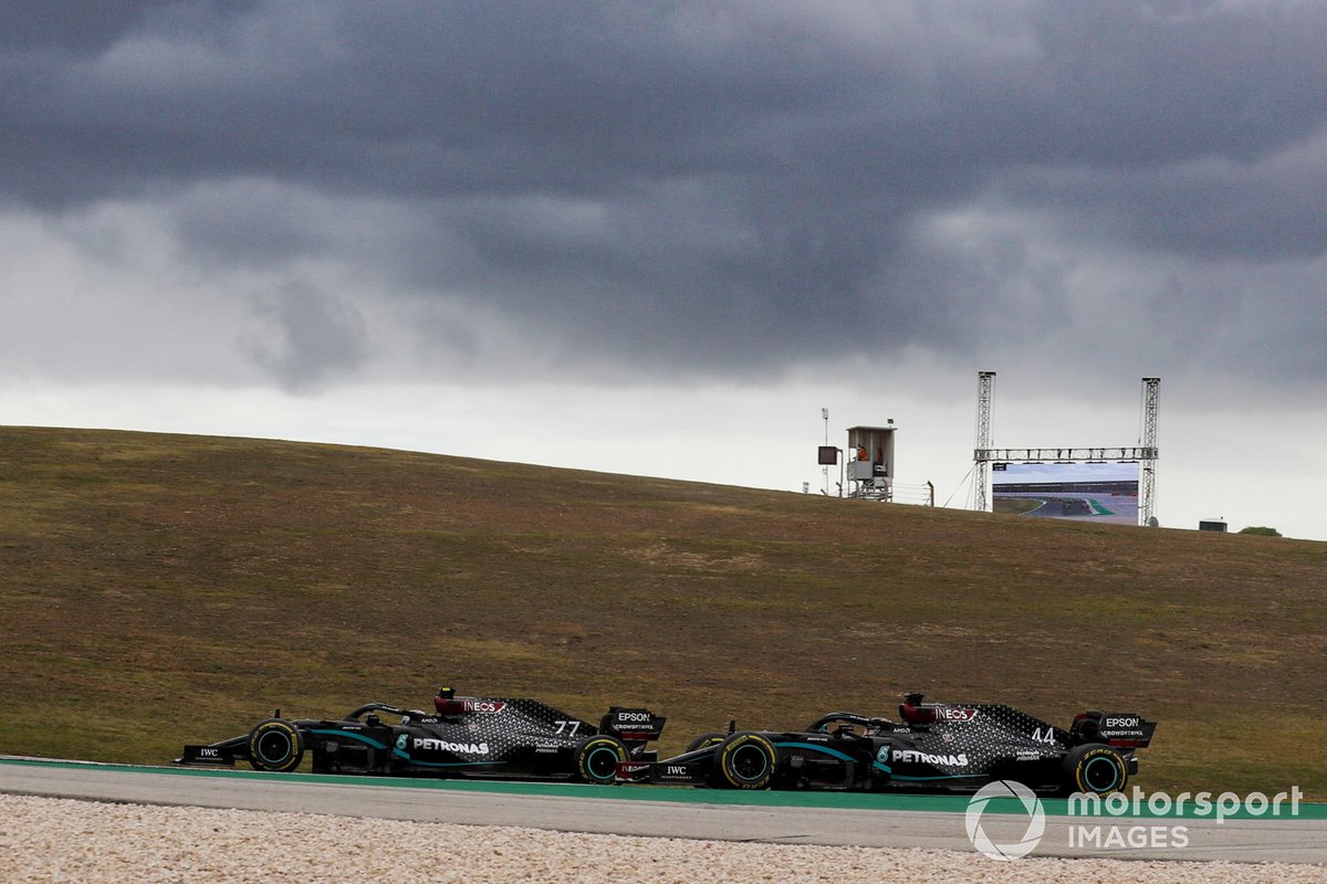 Valtteri Bottas, Mercedes F1 W11, battles with Lewis Hamilton, Mercedes F1 W11