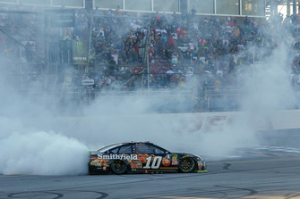 Aric Almirola, Stewart-Haas Racing, Ford Fusion Smithfield Bacon for Life celebrates