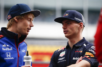 Brendon Hartley, Scuderia Toro Rosso talking ti Max Verstappen, Red Bull Racing