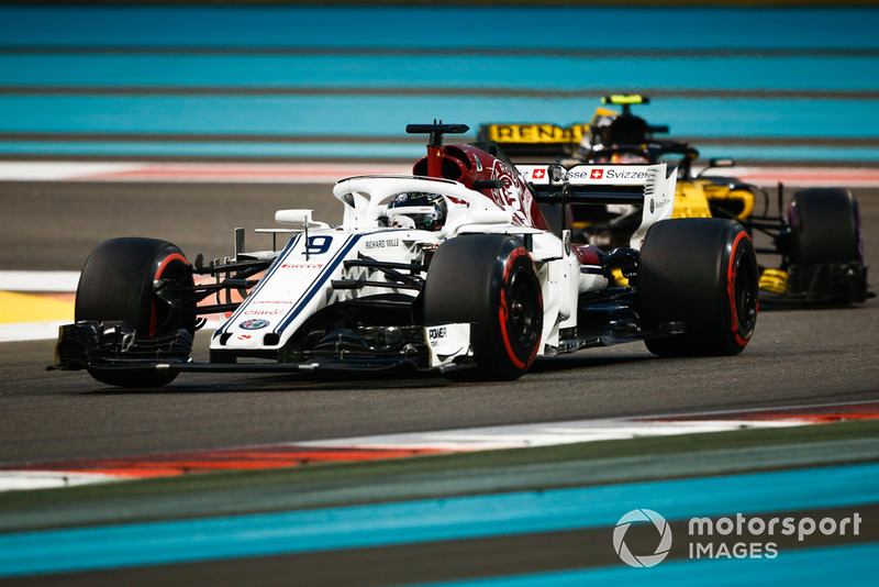 Marcus Ericsson, Sauber C37 leads Carlos Sainz Jr., Renault Sport F1 Team R.S. 18