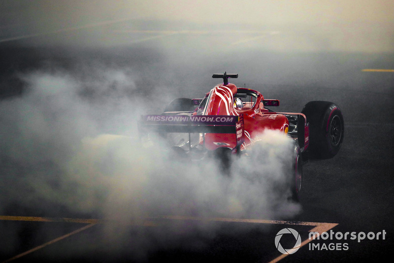 Sebastian Vettel, Ferrari SF71H, esegue dei donut alla fine della gara