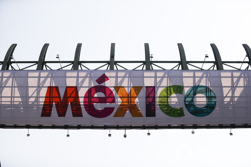 Logo de Mexico en el puente