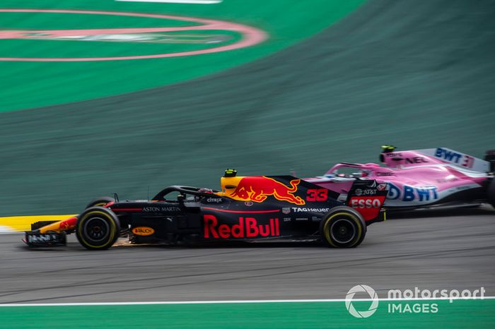 El líder de la carrera Max Verstappen, Red Bull Racing RB14 choca con Esteban Ocon, Racing Point Force India VJM11 