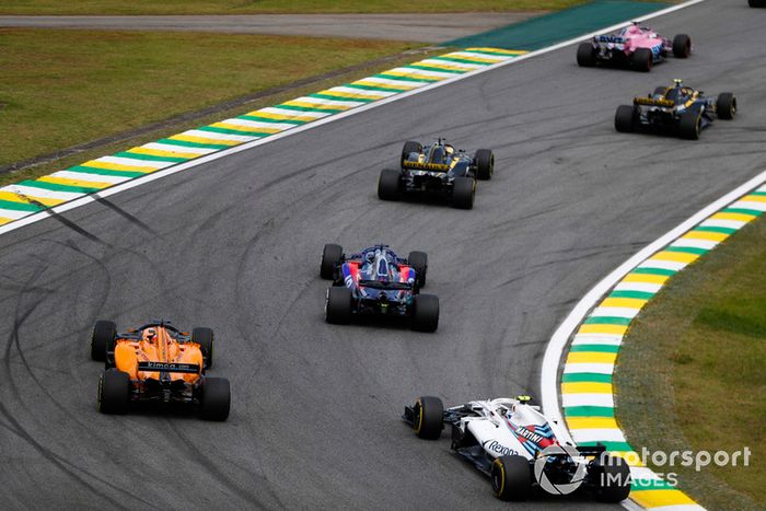 Sergey Sirotkin, Williams FW41, Fernando Alonso, McLaren MCL33, y Brendon Hartley, Toro Rosso STR13. 