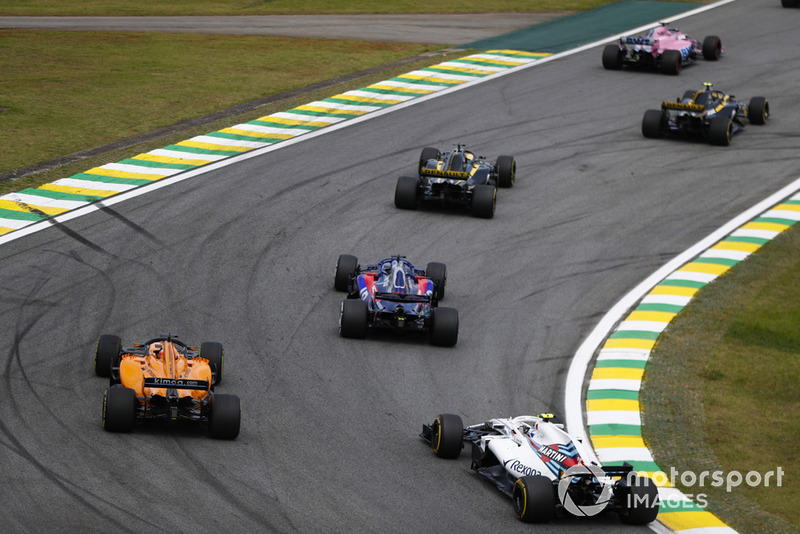 Sergey Sirotkin, Williams FW41, derrière Fernando Alonso, McLaren MCL33, et Brendon Hartley, Toro Rosso STR13.