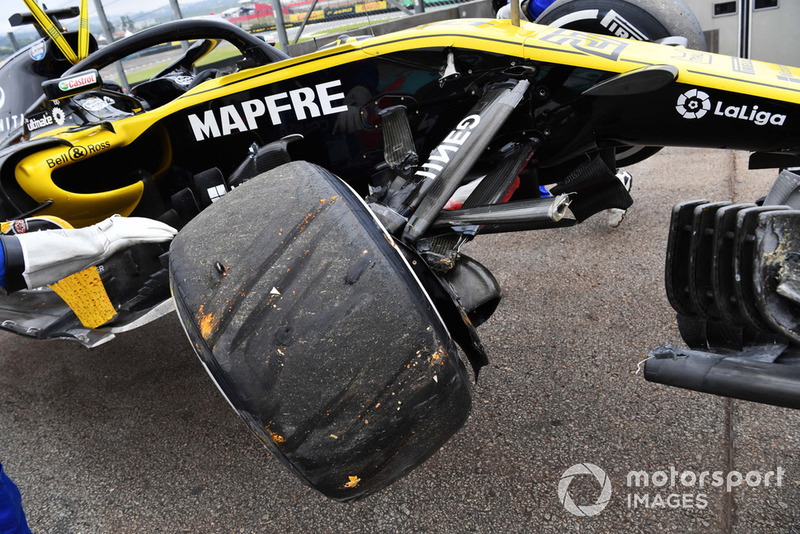 La monoposto di Nico Hulkenberg, Renault Sport F1 Team R.S. 18 viene recuperata dopo l'incidente nelle FP2
