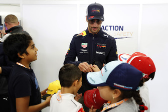Daniel Ricciardo, Red Bull Racing,imza dağıtıyor