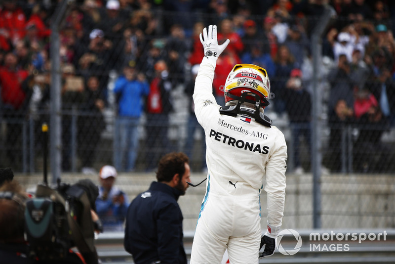 Lewis Hamilton, Mercedes AMG F1, saluta i tifosi dopo aver conquistato la Pole Position