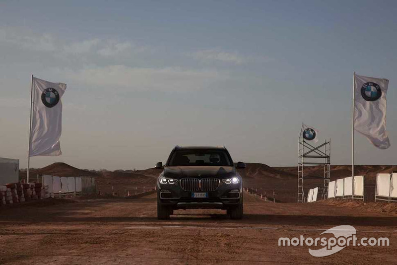 BMW X5 на пісочному треку Монці