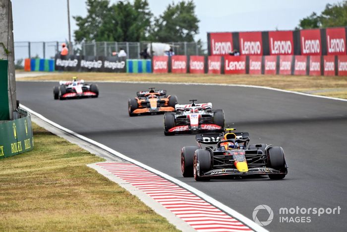 Sergio Pérez, Red Bull Racing RB18, Kevin Magnussen, Haas VF-22, Daniel Ricciardo, McLaren MCL36