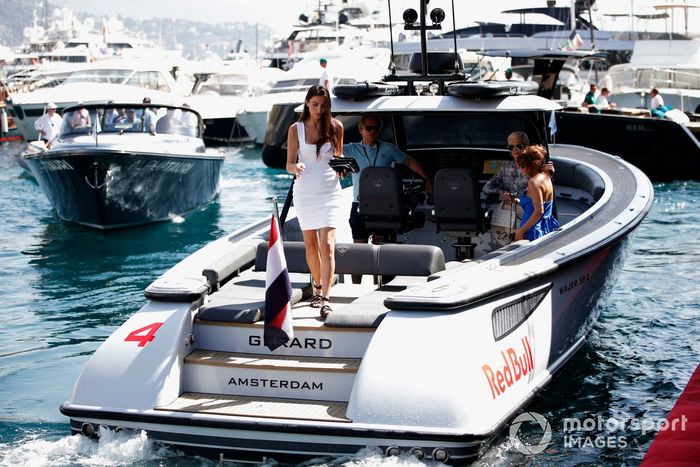 Una chica en un bote de  Aston Martin