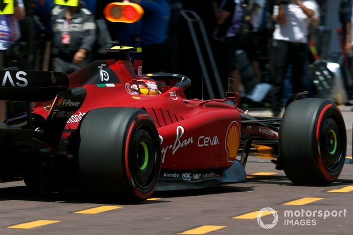 Carlos Sainz, Ferrari F1-75, en el pit lane