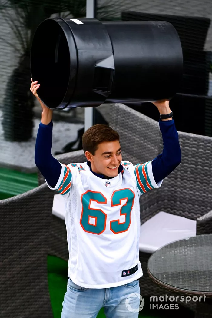 George Russell, Williams juega a la NFL en el paddock