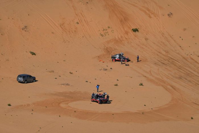#207 Team Audi Sport Audi: Carlos Sainz, Lucas Cruz, #204 Team Audi Sport Audi: Stephane Peterhansel, Edouard Boulanger