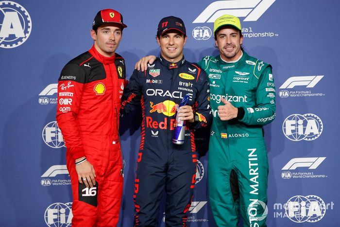 Los tres primeros clasificados Charles Leclerc, Scuderia Ferrari, el hombre de la pole Sergio Pérez, Red Bull Racing, Fernando Alonso, Aston Martin F1 Team