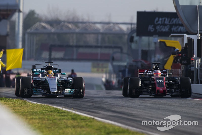Льюіс Хемілтон, Mercedes AMG F1 W08, та Кевін Магнуссен, Haas F1 Team VF-17, залишає піт-лейн