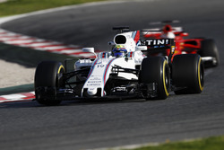 Felipe Massa, Williams FW40, devant Sebastian Vettel, Ferrari SF70H