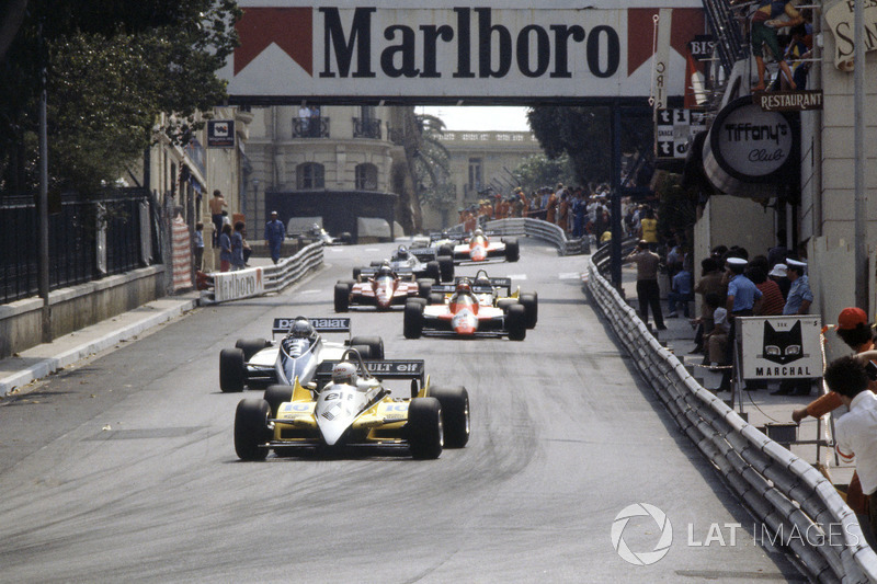 Rene Arnoux, Renault RE30B delante de Riccardo Patrese, Brabham BT49D-Ford Cosworth, Bruno Giacomelli, Alfa Romeo 182, Alain Prost, Renault RE30B y Didier Pironi, Ferrari 126C2