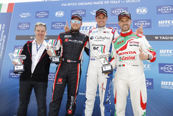 Podium: Le vainqueur Tom Chilton, Sébastien Loeb Racing, Citroën C-Elysée WTCC, le deuxième Rob Huff, All-Inkl Motorsport, Citroën C-Elysée WTCC, le troisième Tiago Monteiro, Honda Racing Team JAS, Honda Civic WTCC