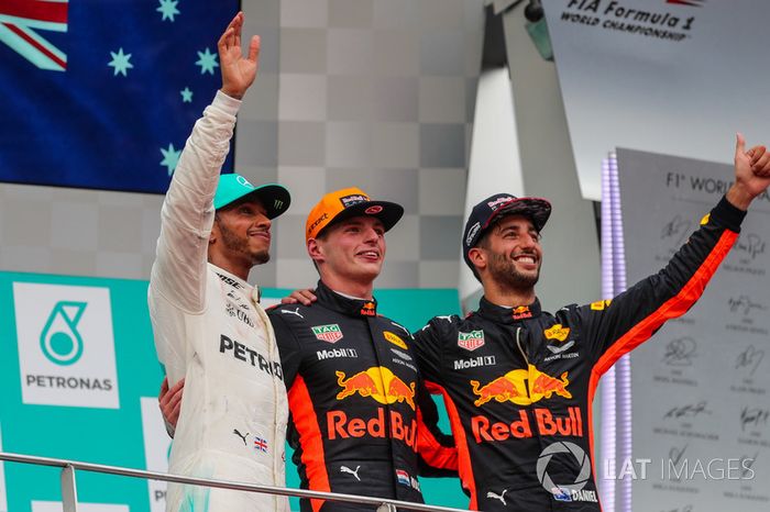 Podio: segundo clasificado Lewis Hamilton, Mercedes AMG F1, ganador de la carrera, Max Verstappen, Red Bull Racing, y tercero clasificado, Daniel Ricciardo, Red Bull Racing.