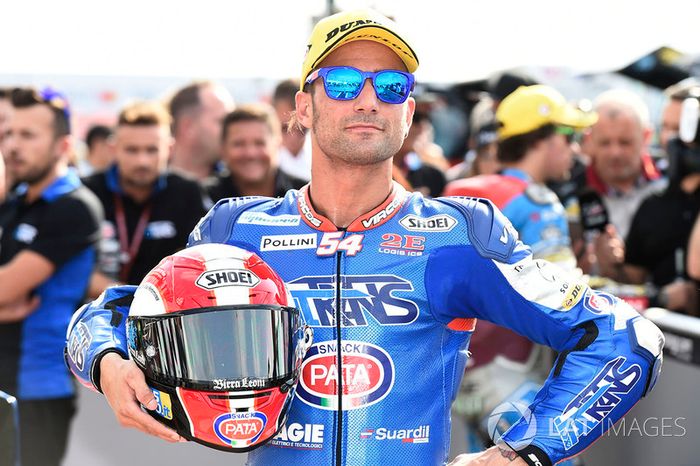 Mattia Pasini homenajeó a Simoncelli en el pasado GP de San Marino llevando una réplica de su casco