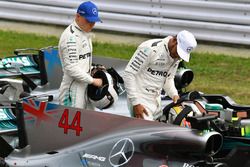 Valtteri Bottas, Mercedes AMG F1 y Lewis Hamilton, Mercedes AMG F1 en parc ferme