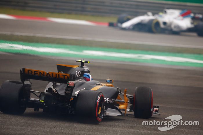 Jolyon Palmer, Renault Sport F1 Team RS17, gira por delante de  Felipe Massa, Williams FW40