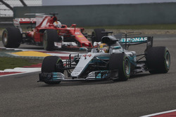 Lewis Hamilton, Mercedes AMG F1 W08, devant Sebastian Vettel, Ferrari SF70H