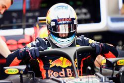 Daniel Ricciardo, Red Bull Racing RB13, Sube en su cabina equipada con halo