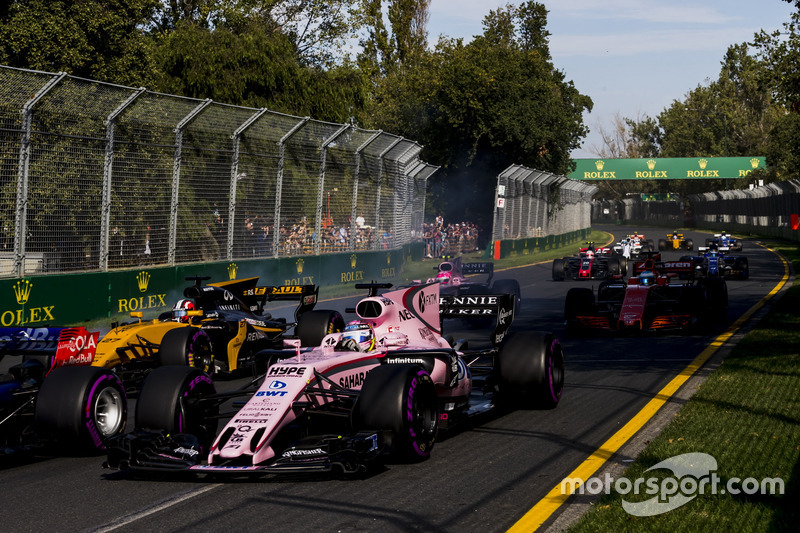 Sergio Perez, Force India VJM10, leads Nico Hulkenberg, Renault Sport F1 Team RS17, et Fernando Alonso, McLaren MCL32