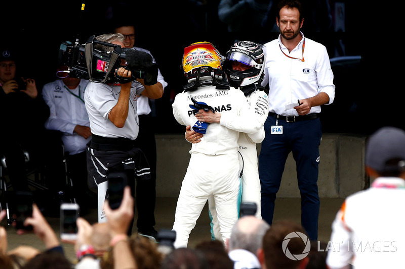 Winner Lewis Hamilton, Mercedes AMG F1, celebrates with Valtteri Bottas, Mercedes AMG F1, in parc fe