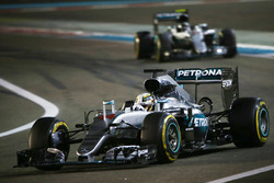 Lewis Hamilton, Mercedes AMG F1 W07 Hybrid leads Nico Rosberg, Mercedes AMG F1 W07 Hybrid