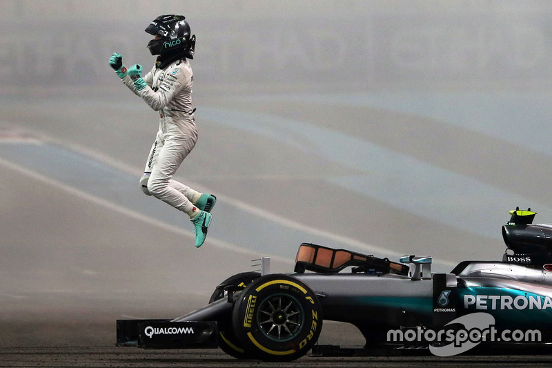 Nico Rosberg feiert den WM-Titelgewinn 2016
