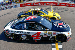 Kevin Harvick, Stewart-Haas Racing Chevrolet schlägt Carl Edwards, Joe Gibbs Racing Toyota