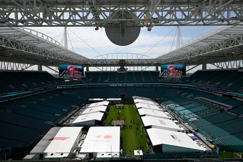 Vue d'ensemble du paddock à l'intérieur du Hard Rock Stadium