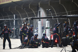 Carlos Sainz Jr., Scuderia Toro Rosso STR11 parada en boxes