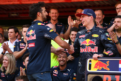 Первое место - Макс Ферстаппен, Red Bull Racing празднует с командой и Даниэлем Риккардо, Red Bull R