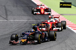 Carlos Sainz Jr., Scuderia Toro Rosso STR11, vor Sebastian Vettel, Ferrari SF16-H