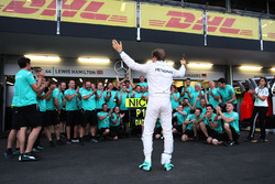 Победитель гонки - Нико Росберг, Mercedes AMG F1 празднует с командой
